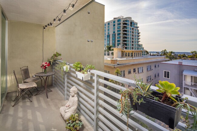 Building Photo - 3100 Sixth Ave