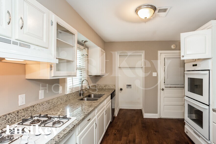 Building Photo - 4549 Leatherwood Ave