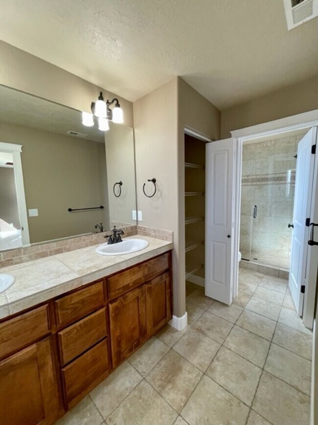 Building Photo - Gorgeous 3 bedroom spacious home in NE Ben...