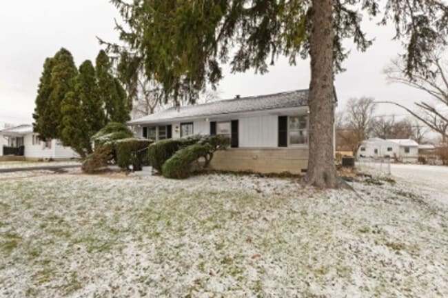 Building Photo - 1950's Charming 3 Bed Available Now!!