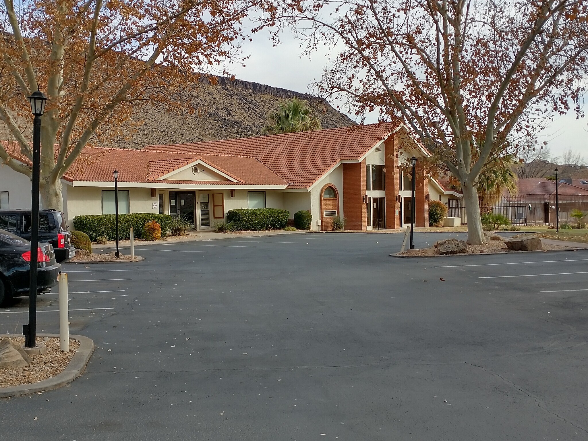 Building Photo - 275 S Valley View Dr