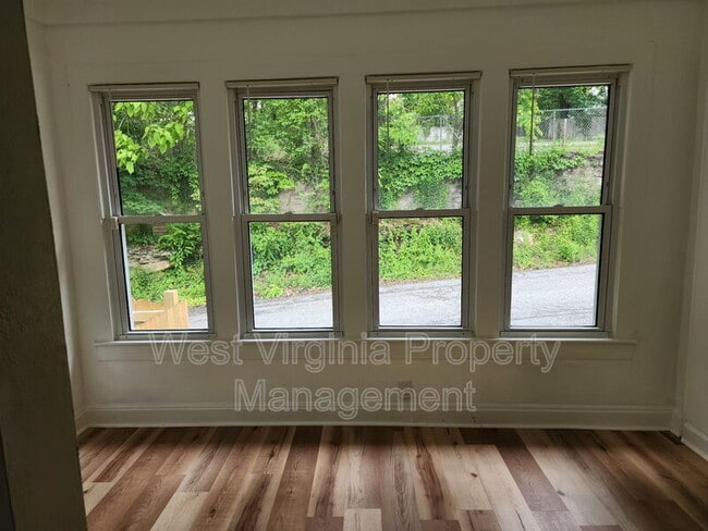 Building Photo - 208 Croft St