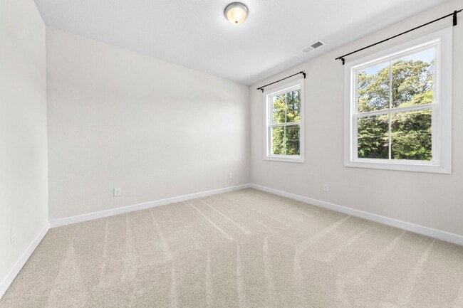 Building Photo - 5 bedroom 3.5 bath home in desired community