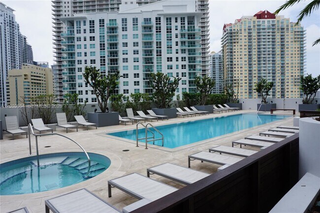 Building Photo - 1300 Brickell Bay Dr