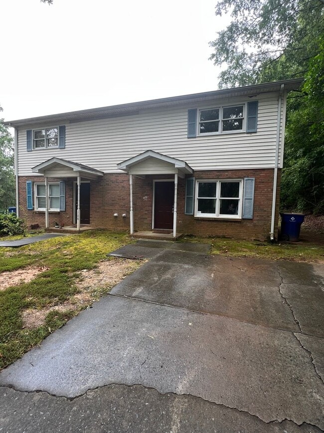 Building Photo - Two Bedroom Duplex (WINGATE)
