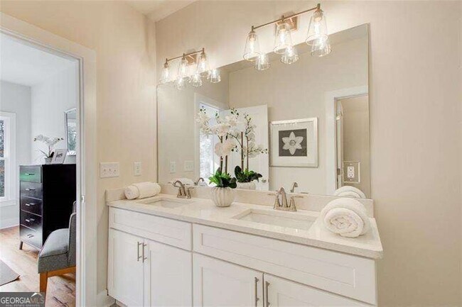 Building Photo - 1240 Oakland Terrace SW