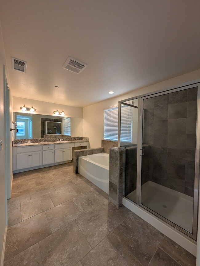 Building Photo - "Spacious 4-Bed Home with 2.5 Baths in Charming Clovis Locale – 1945 Sq. Ft. of Comfort!"