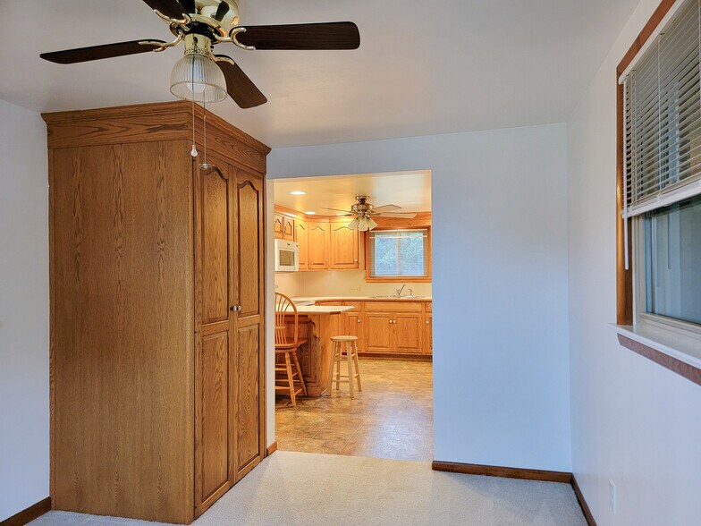 Building Photo - 902 Maple Ln
