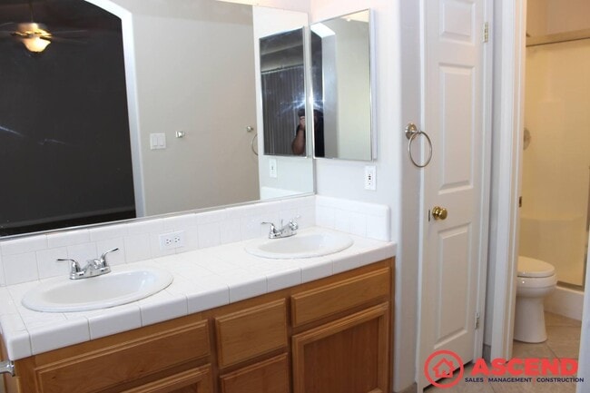 Building Photo - 4-Bedroom Home Near Shopping Center In Sou...