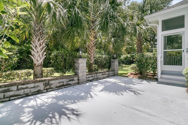 Building Photo - Newly Refreshed Single Story Home in Carol...