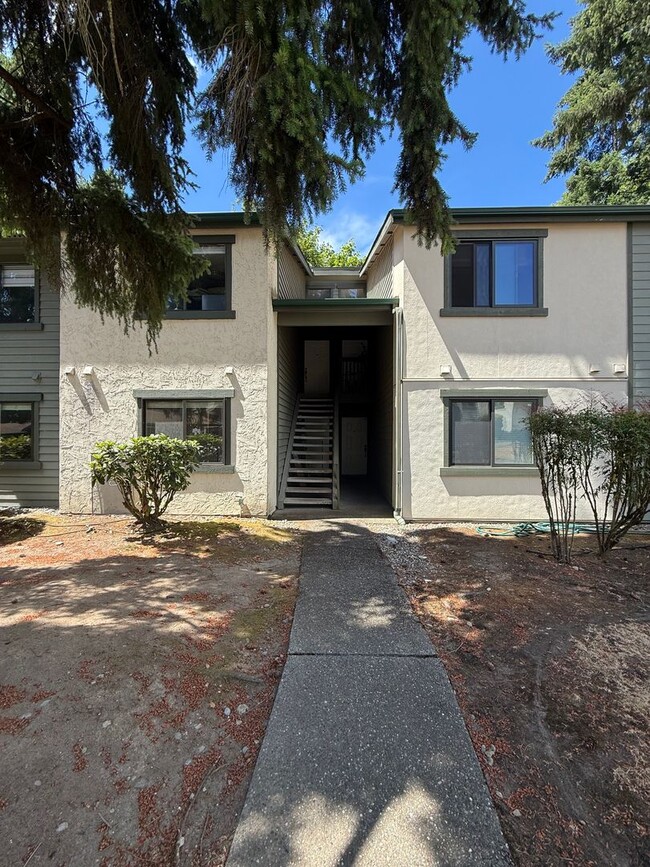 Building Photo - Spacious 2-Bedroom Ground Floor Condo with Private Yard in Kirkland