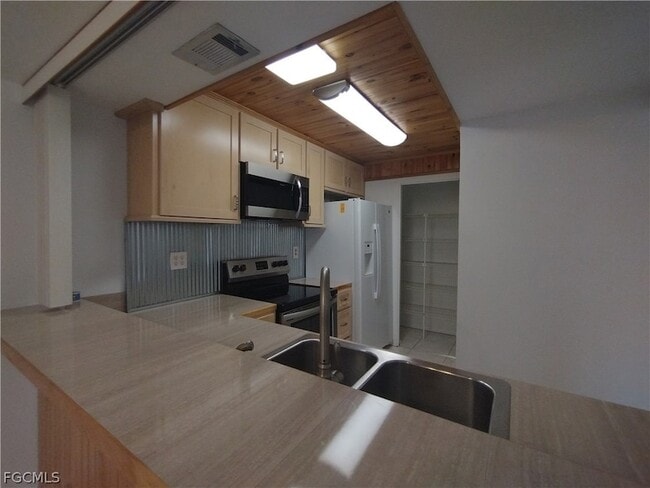 Building Photo - 1069 Villa Dr