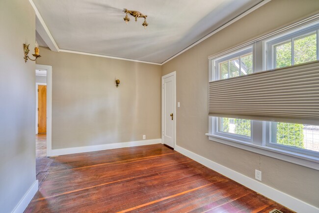 Building Photo - Charming remodeled craftsman blocks away f...