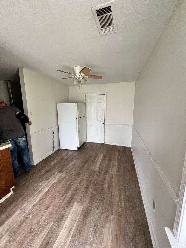 Building Photo - 3 bdrm 1 bath