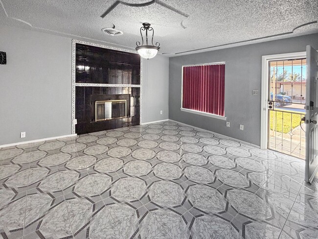 Building Photo - 910 W Taylor Ave