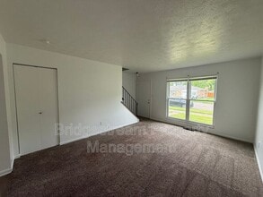 Building Photo - 955 Taylorsview Dr