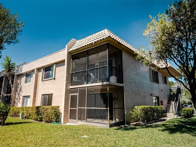 Building Photo - 370 Racquet Club Rd