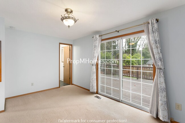 Building Photo - Spacious Four Bedroom Split-Level Home In Milwaukie!