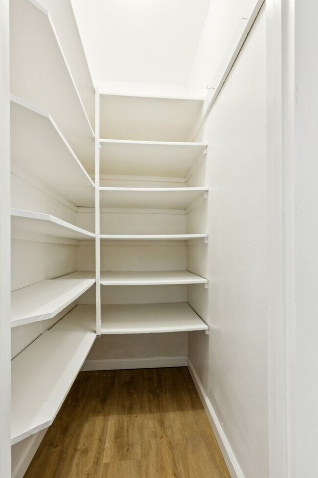 Building Photo - Newly Renovated 1BD Condo Available Soon! ...