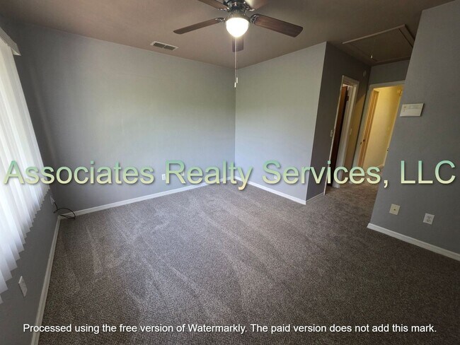 Building Photo - 2 bed/1.5 baths in Shell Rock Villas- 2 We...