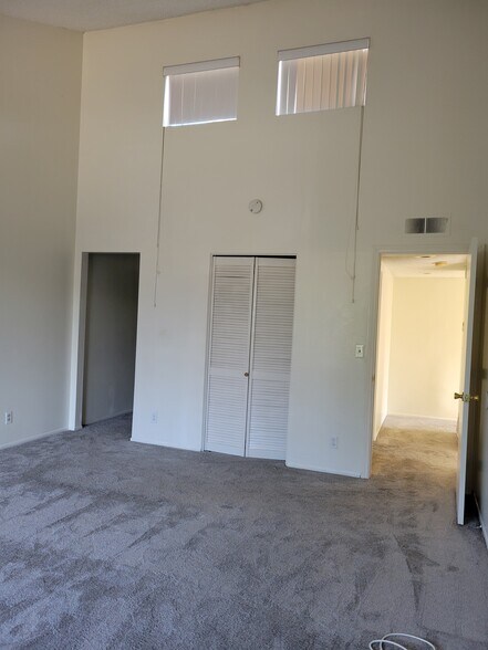 Building Photo - 849 E Victoria St