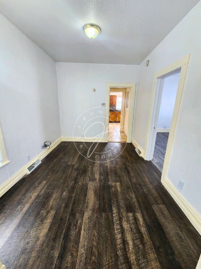 Building Photo - 4 bed 2 bath home with over 1600 Sq Feet!