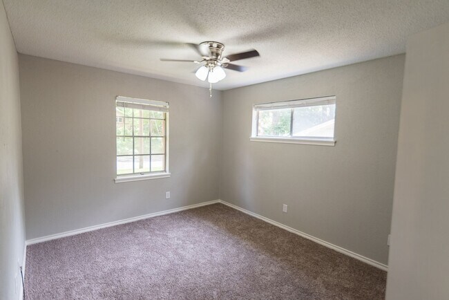 Building Photo - 1825 Courtney Dr