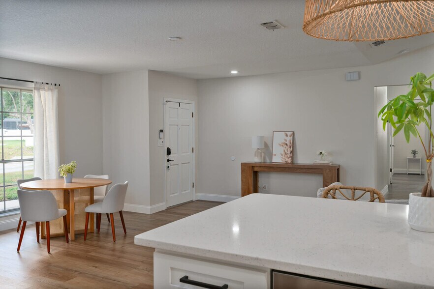 Building Photo - 4520 Lake Gem Cir