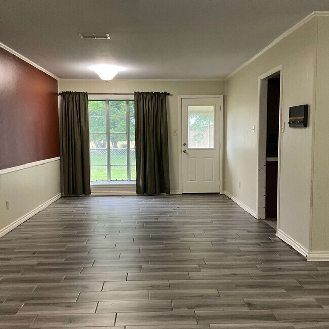 Building Photo - 24291 TX-19