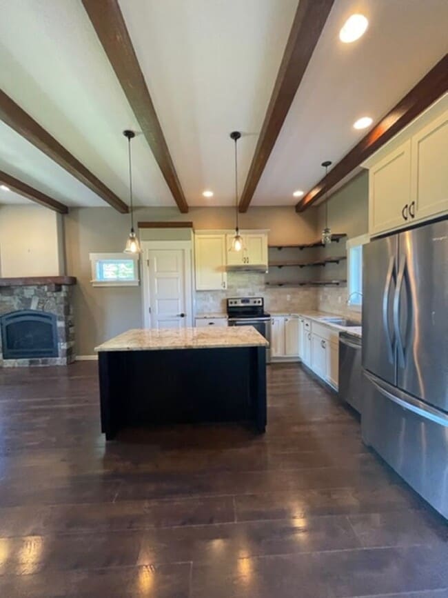 Building Photo - Custom Built 3 Bed/2 Bath Ranch Style Home!