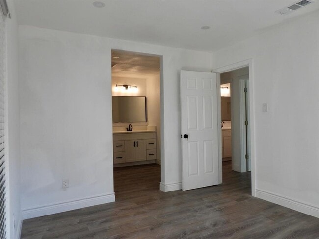 Building Photo - 1619 Rutland Dr