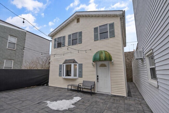 Building Photo - 515 44th St