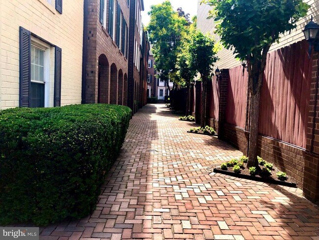 Building Photo - 900 24th St NW