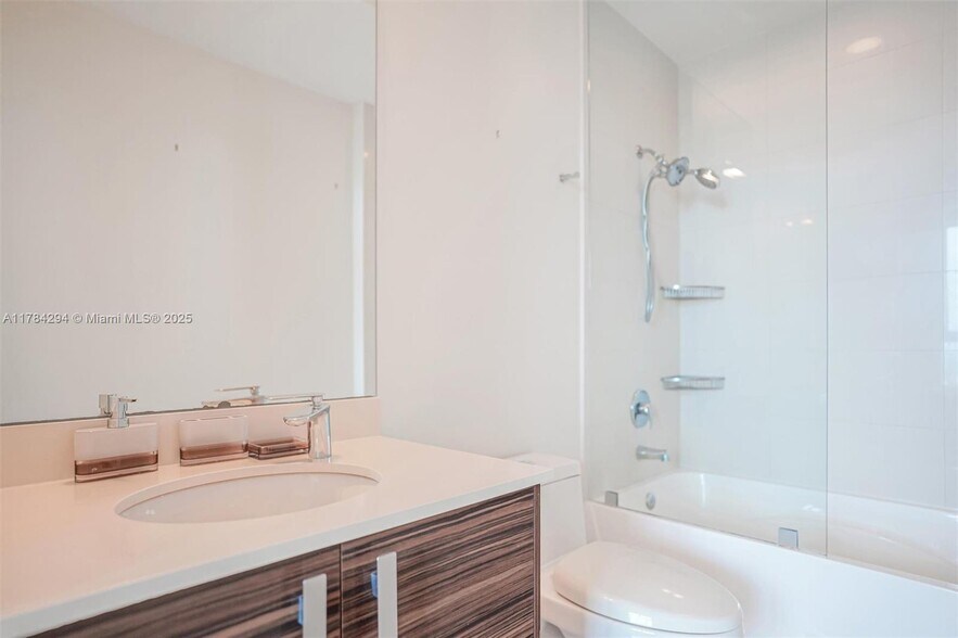 Building Photo - 2020 N Bayshore Dr