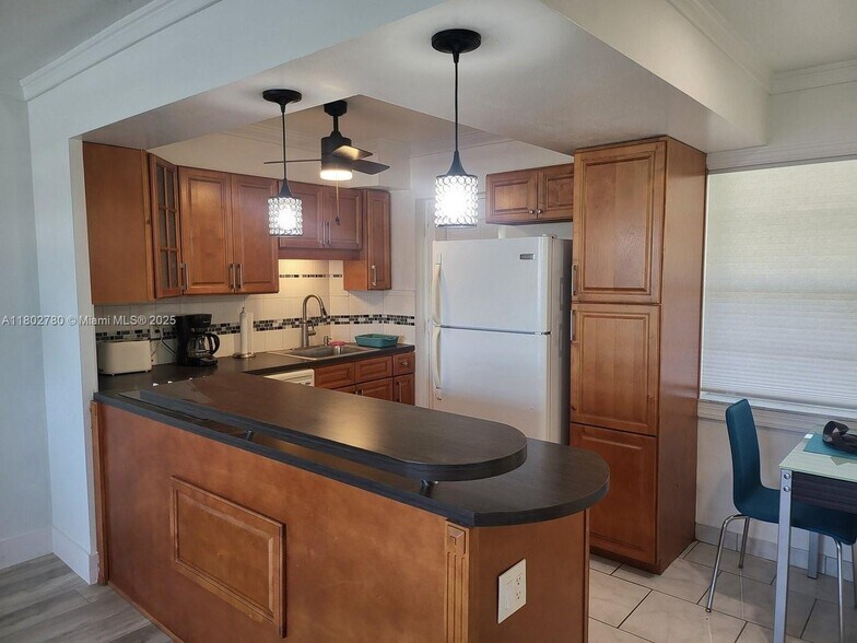 Building Photo - 220 Kings Point Dr