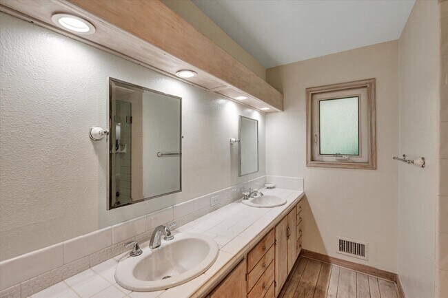 Building Photo - 5-Bedroom Home in Desirable Friendly Hills...