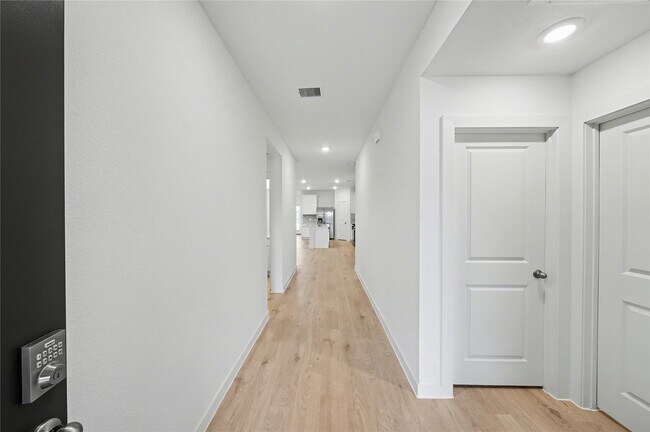 Building Photo - 3930 Langridge Dr