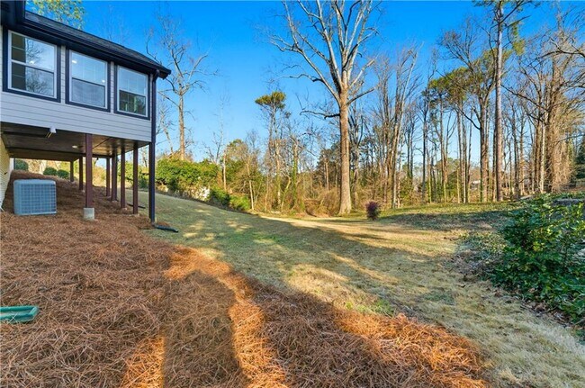 Building Photo - 1715 Crestline Dr NE
