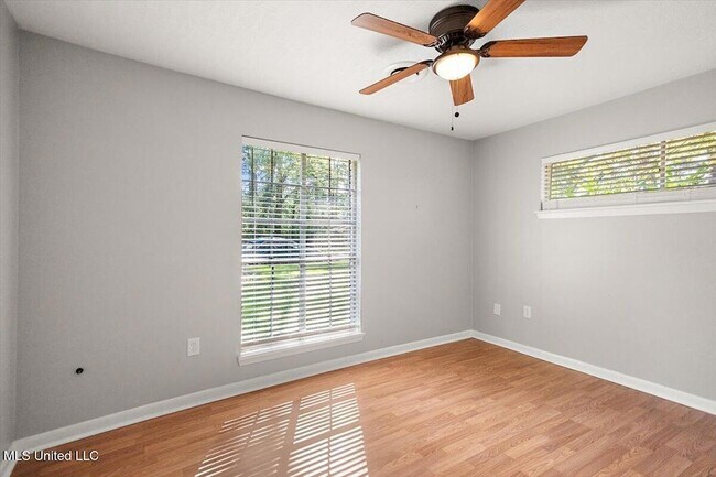 Building Photo - 36 Pebble Hill Dr