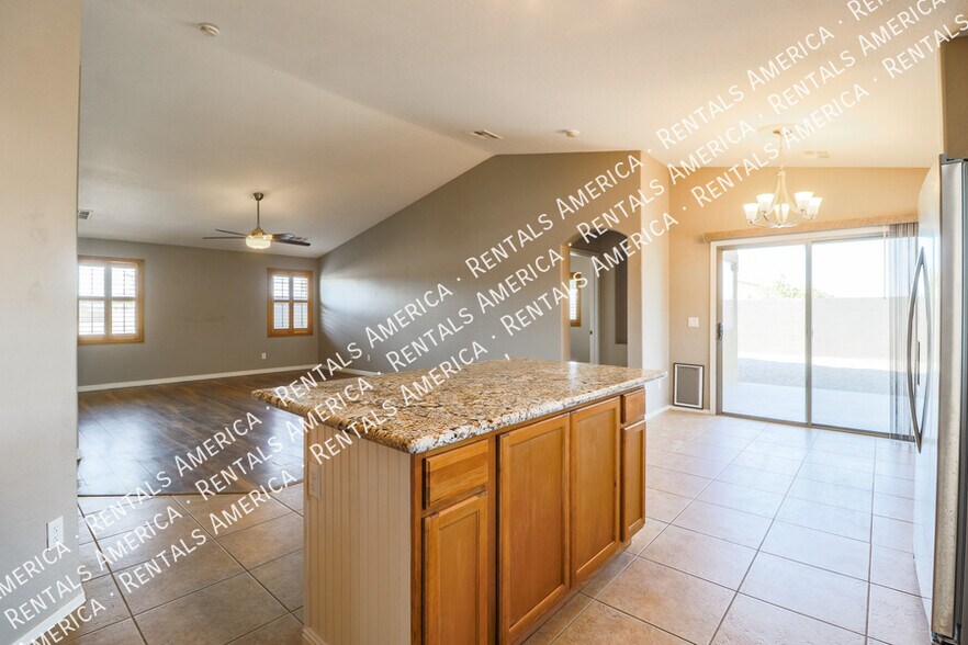 Building Photo - 2033 N Thunderbird Ave