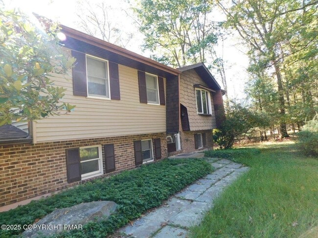 Building Photo - 3-bedroom, 2-bath home featuring an open f...