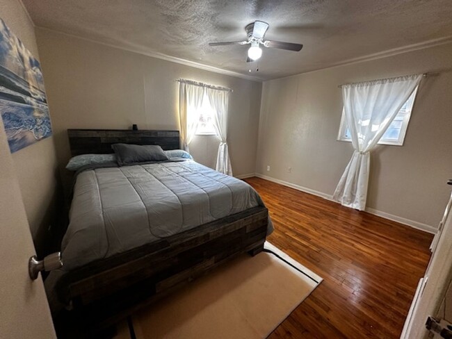 Building Photo - Beautifly remodeled 3bed 2bath Fully Furni...