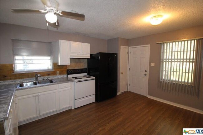 Building Photo - 409 Short Ave