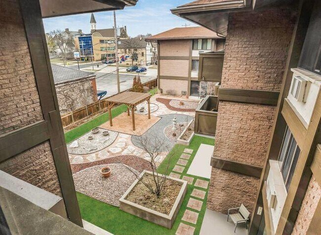 Building Photo - 2025 E Greenwich Ave