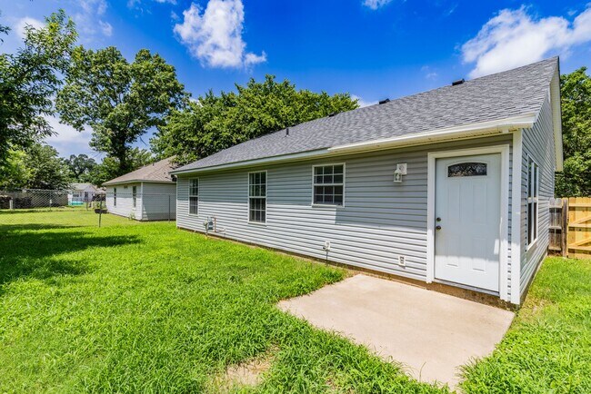 Building Photo - 1502 Cresent St