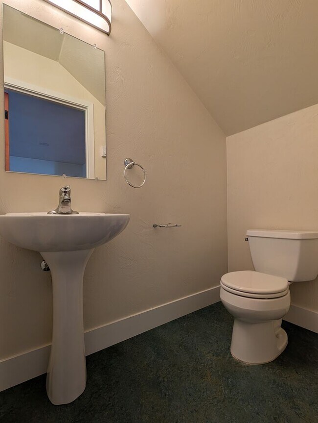 Building Photo - Beautiful 2-Bedroom, 2.5-Bath Condo Near Amazon Park!