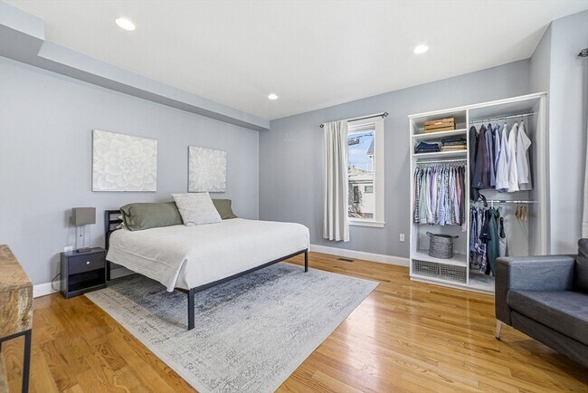 Building Photo - 659 Moody St