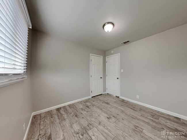 Building Photo - 6574 Golf View Dr