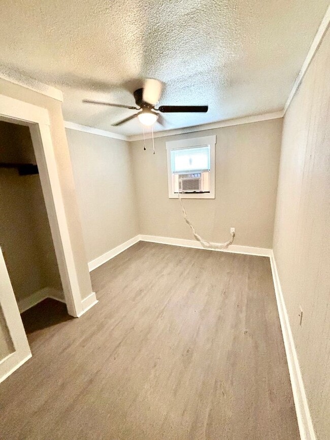 Building Photo - 4818 Morton- Move In Ready!