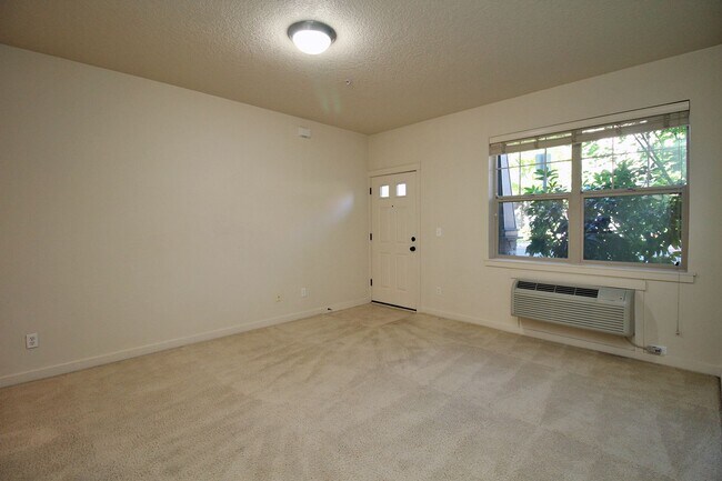 Building Photo - Tanasbourne 2 Bed 1 Bath Townhome